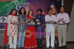 Roop Kumar Rathod, Sonali Rathod, Jagjit Singh, Manesha Agarwal at the launch of Manesha Agarwal_s album Padaro Mhare Dess.. in Parel on 2ns May 2011 (5).JPG